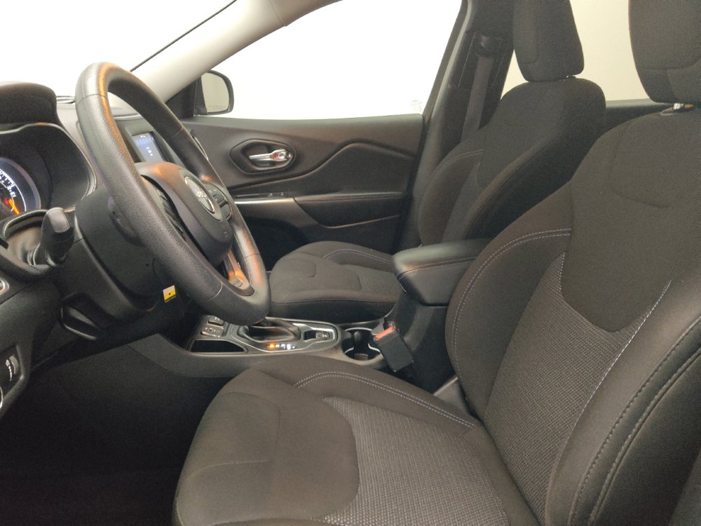Used 2019 Jeep Cherokee Latitude w/ Popular Appearance Group FWD image 17