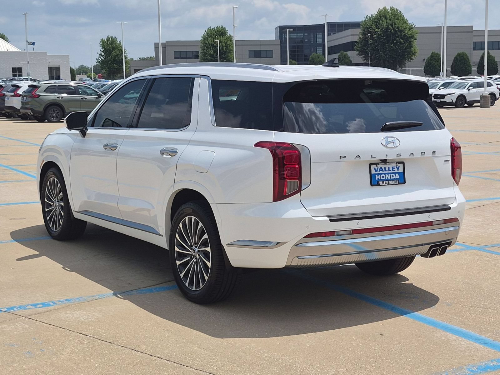 Used 2023 Hyundai Palisade Calligraphy w/ Cargo Package AWD/4WD image 8