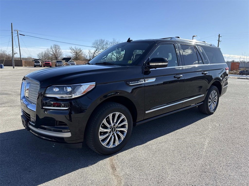 Used 2024 Lincoln Navigator L 4WD image 2