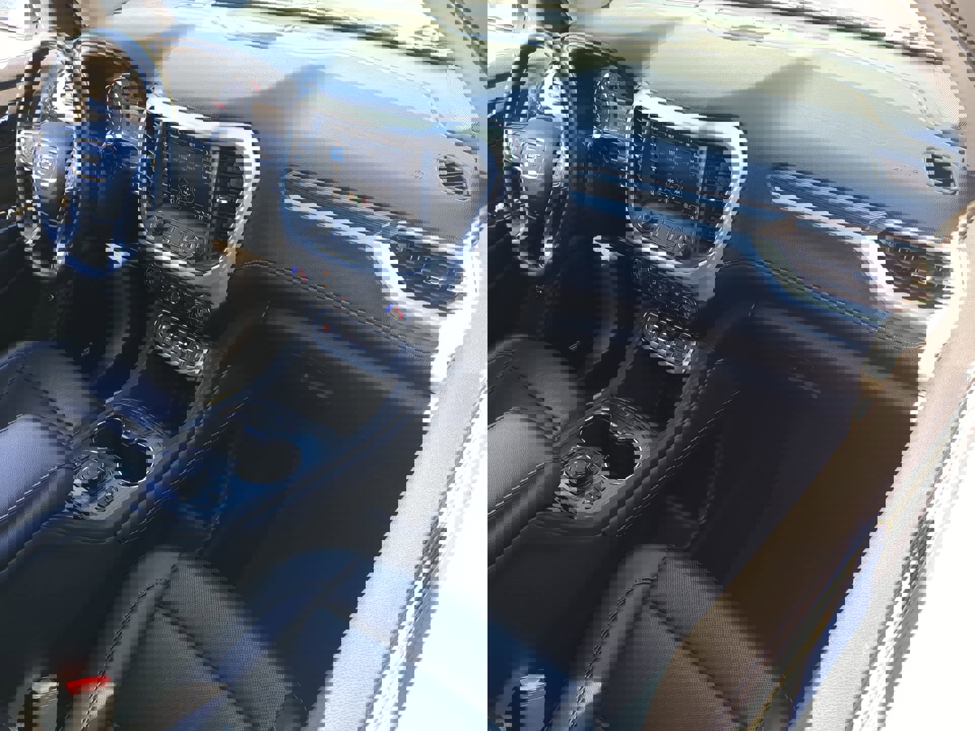 Used 2023 GMC Acadia SLT image 13