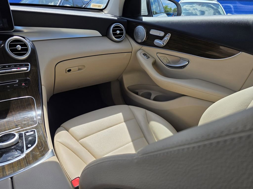 Used 2019 Mercedes-Benz GLC 350e 4MATIC w/ Premium Package image 15