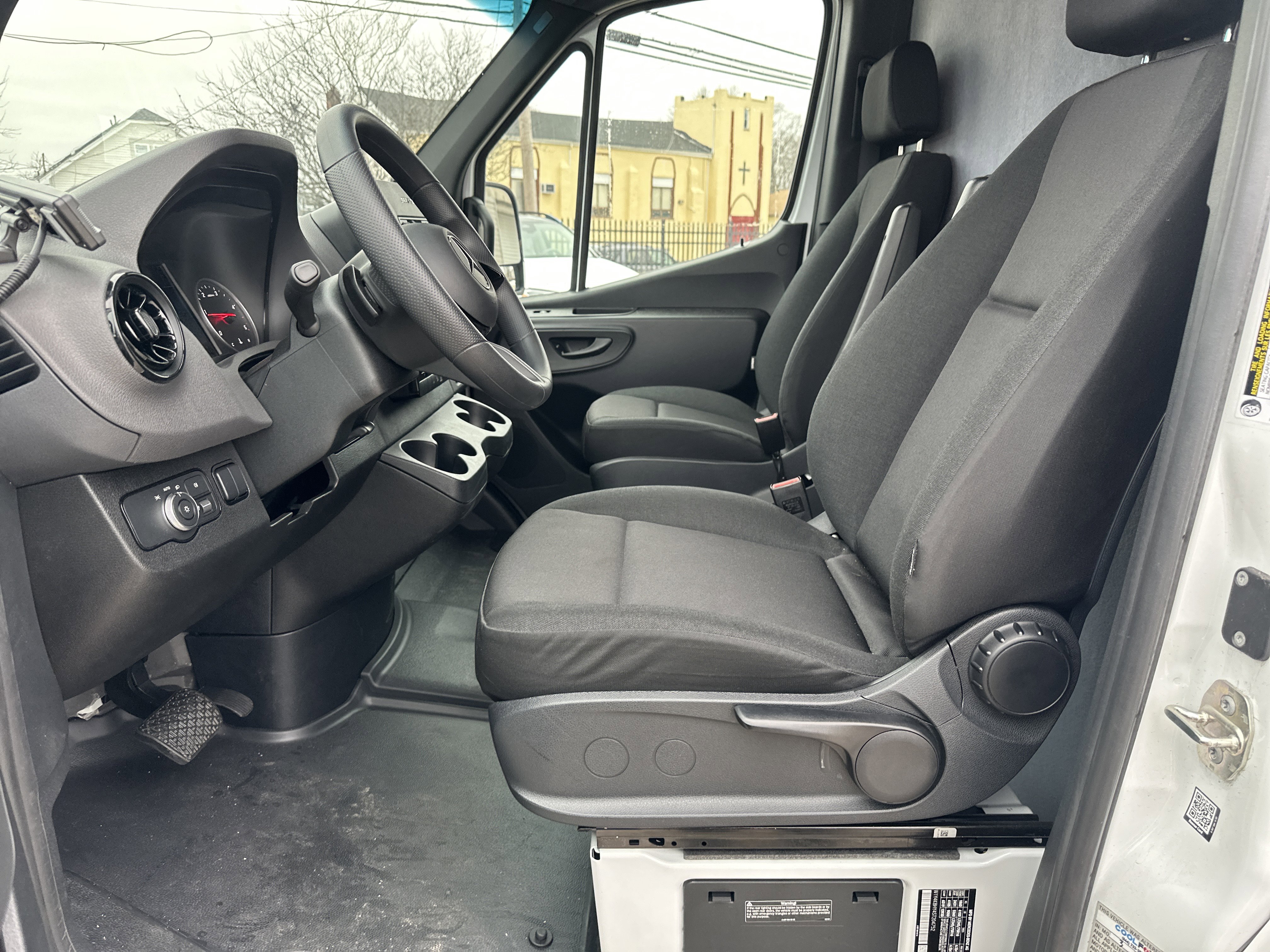 Used 2025 Mercedes-Benz Sprinter 2500 image 26