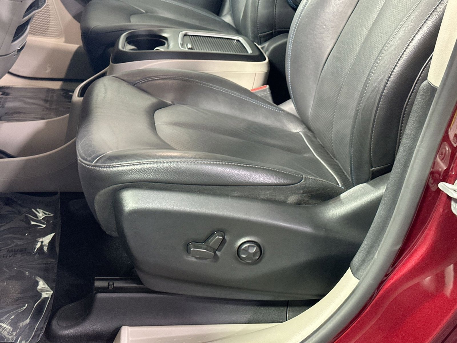 Used 2021 Chrysler Pacifica Touring-L image 14