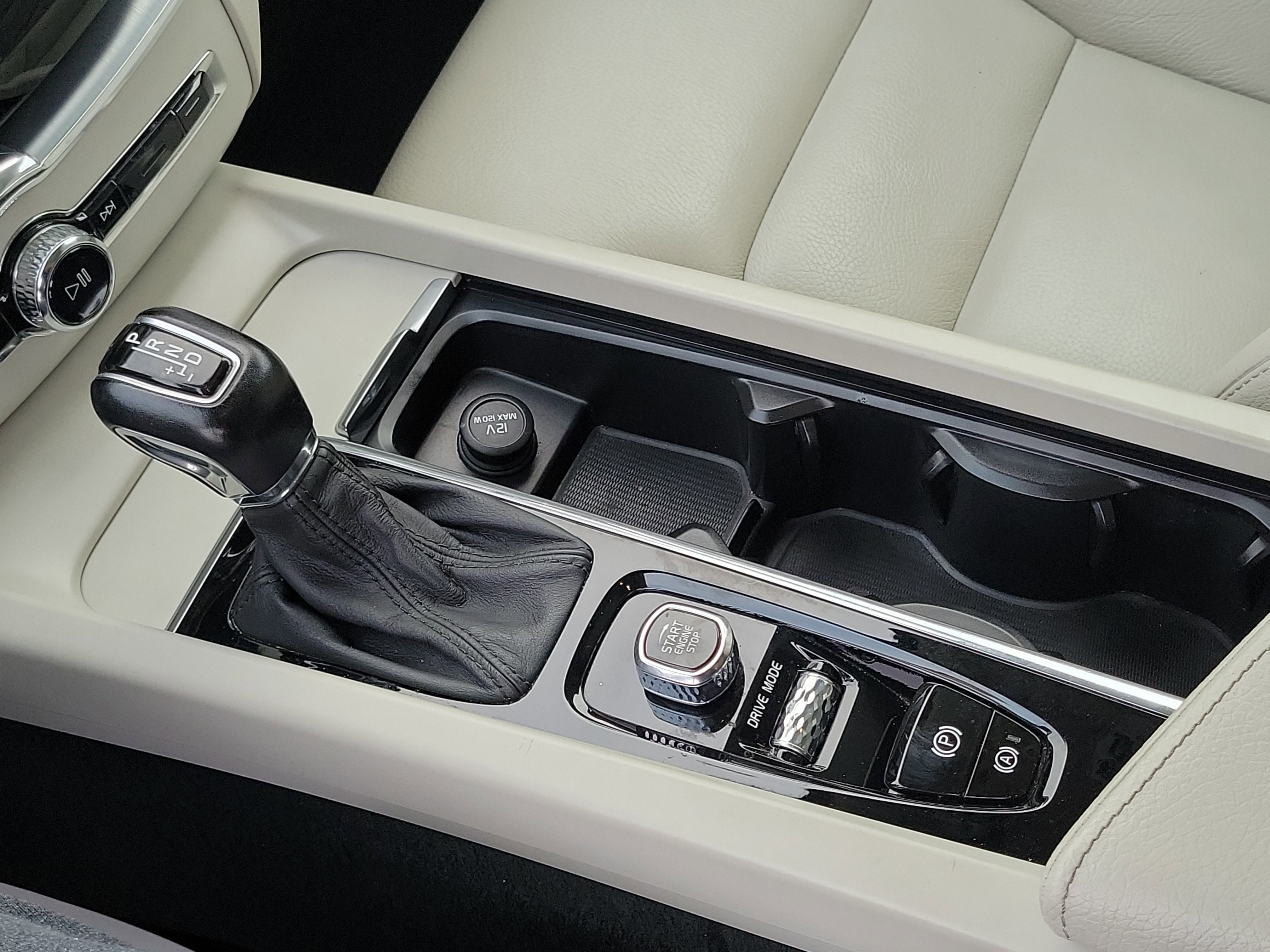 Used 2018 Volvo XC60 T6 Momentum w/ Convenience Package image 13