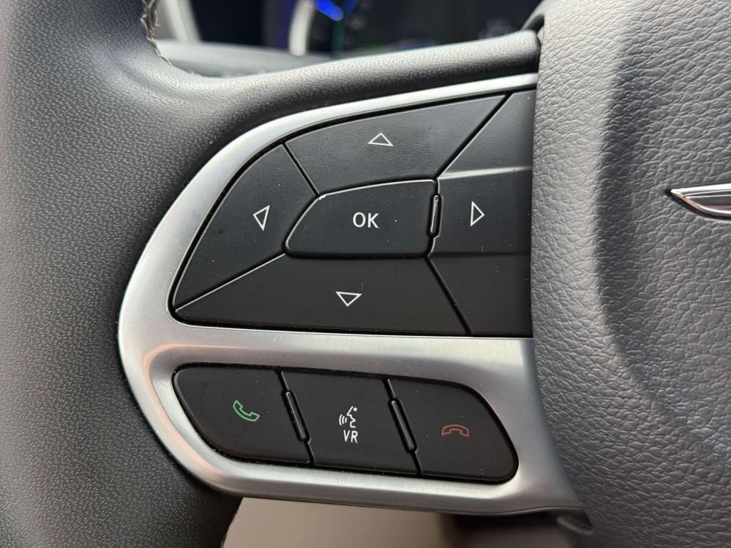 Used 2023 Chrysler Pacifica Touring-L FWD image 23