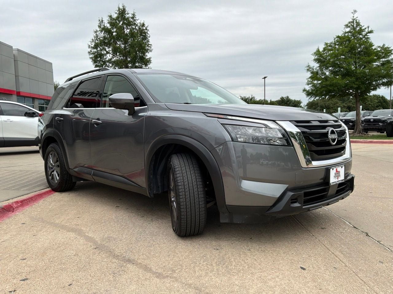 Used 2025 Nissan Pathfinder SV FWD image 4