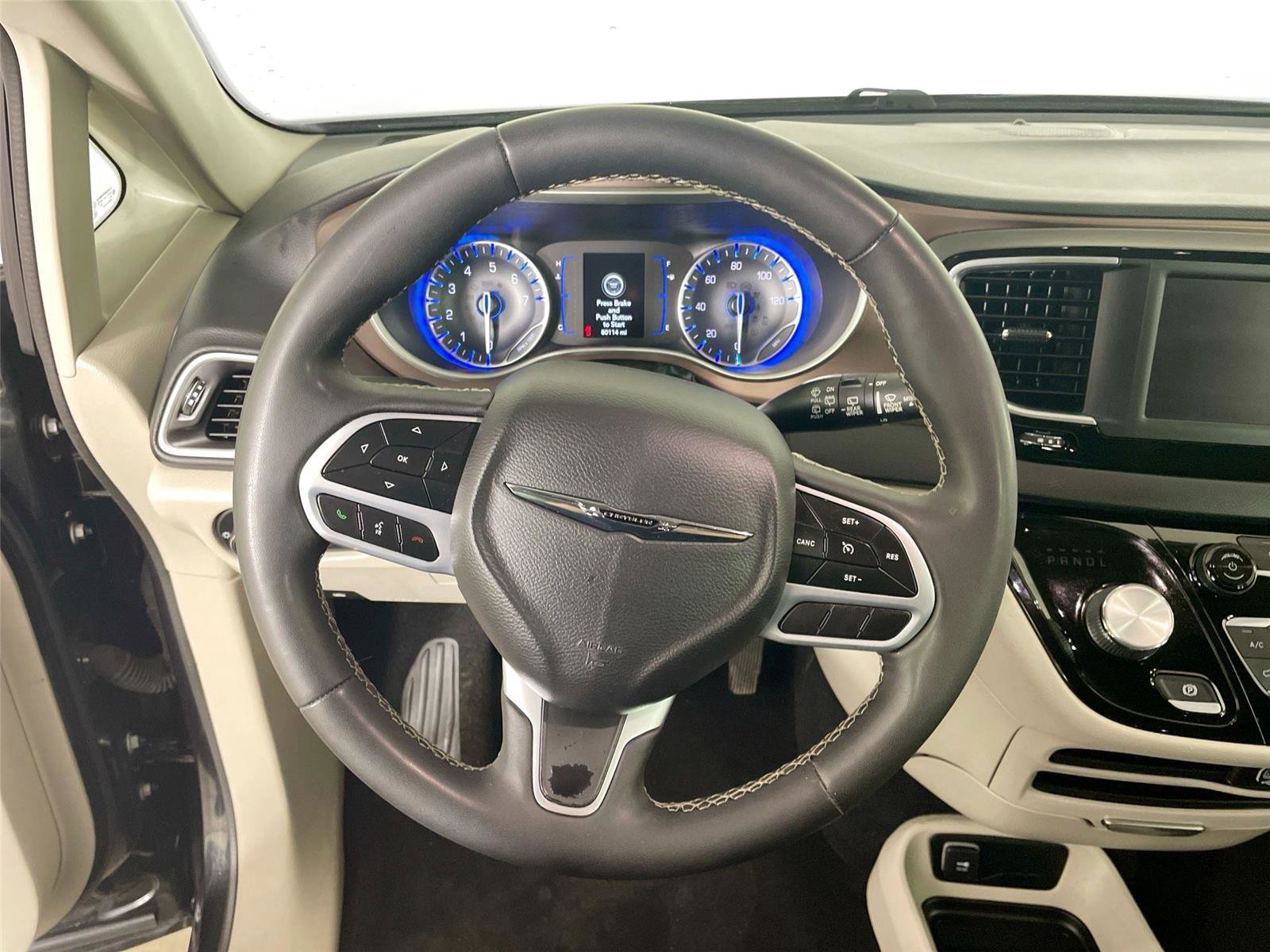 Used 2022 Chrysler Voyager LX image 16