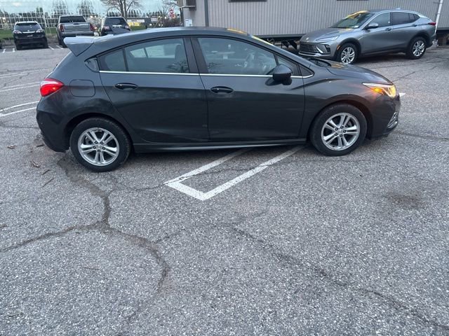 Used 2018 Chevrolet Cruze LT w/ Convenience Package FWD image 2