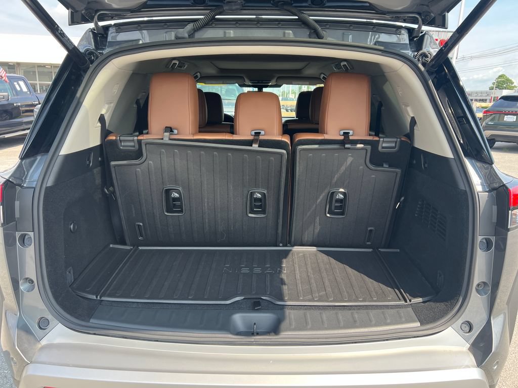 Used 2025 Nissan Pathfinder Platinum w/ Black Appearance Package FWD image 9