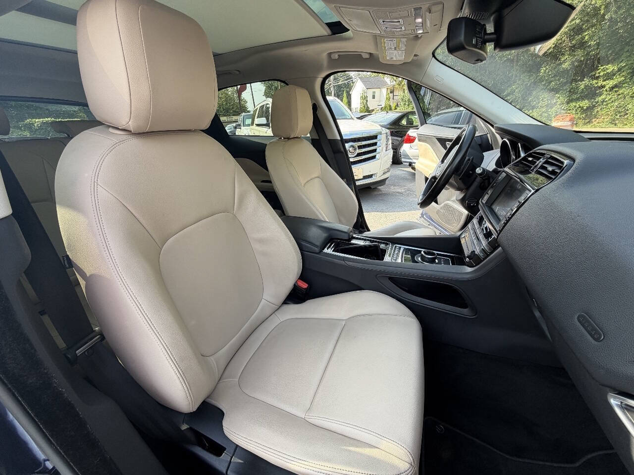 Used 2018 Jaguar F-PACE Premium AWD/4WD image 10
