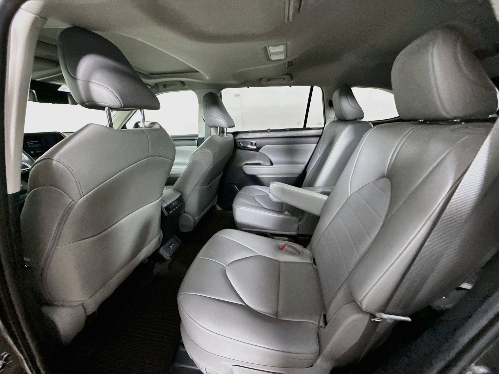 Used 2023 Toyota Highlander XLE FWD image 29