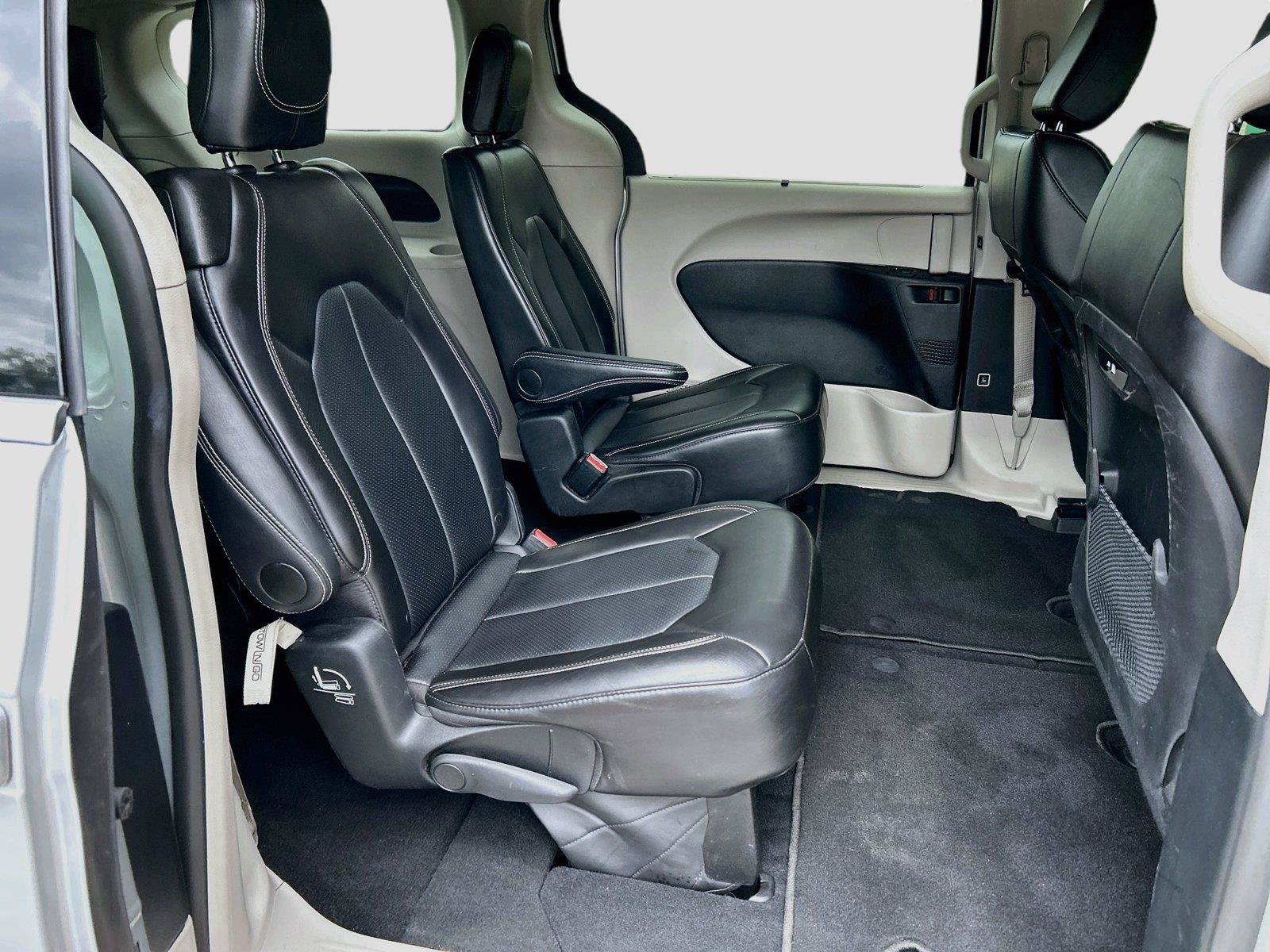 Used 2024 Chrysler Pacifica Touring-L FWD image 23