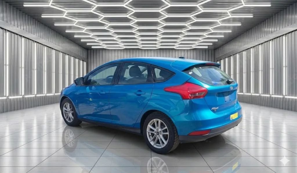 Used 2015 Ford Focus SE FWD image 2