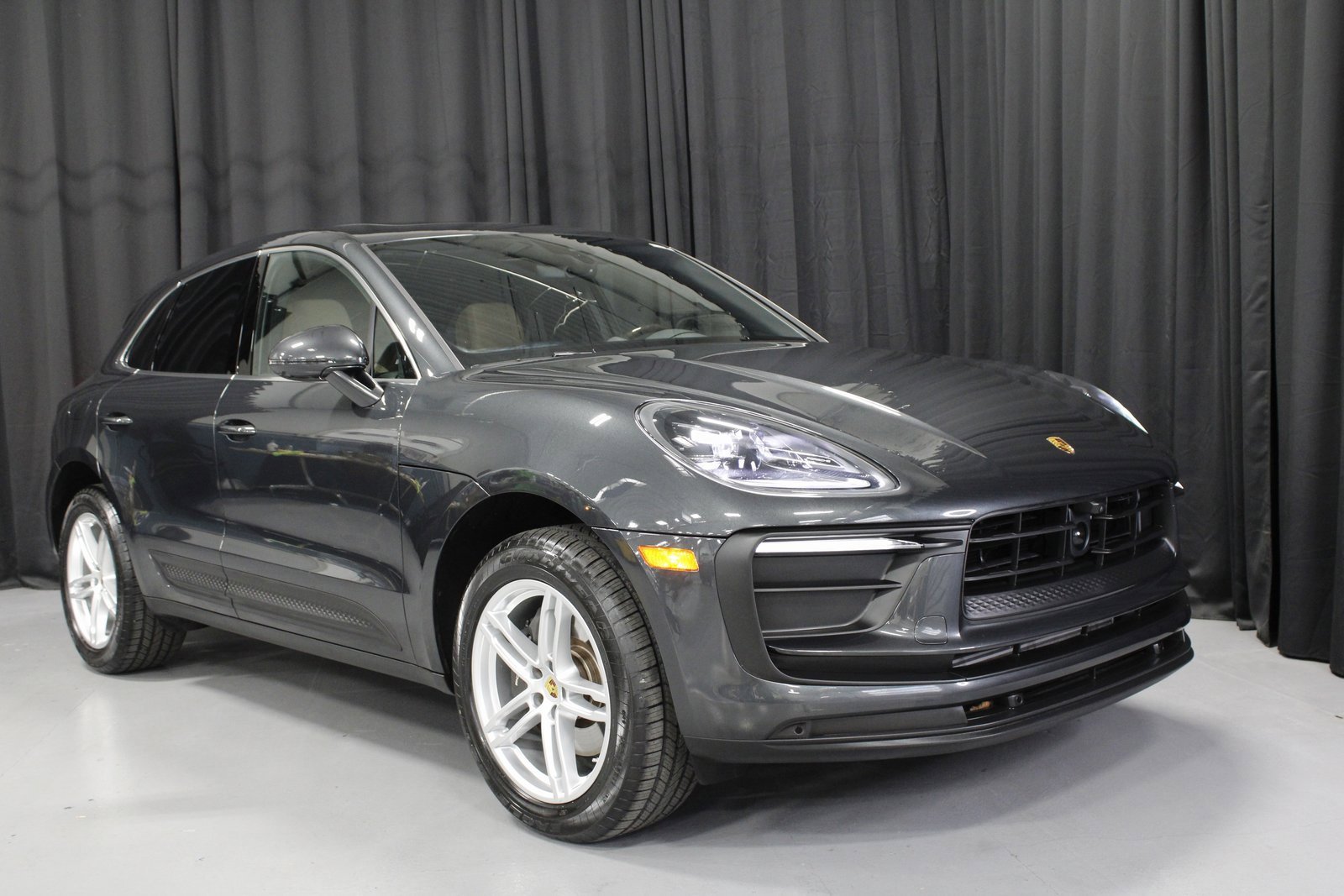 Certified 2025 Porsche Macan image 9