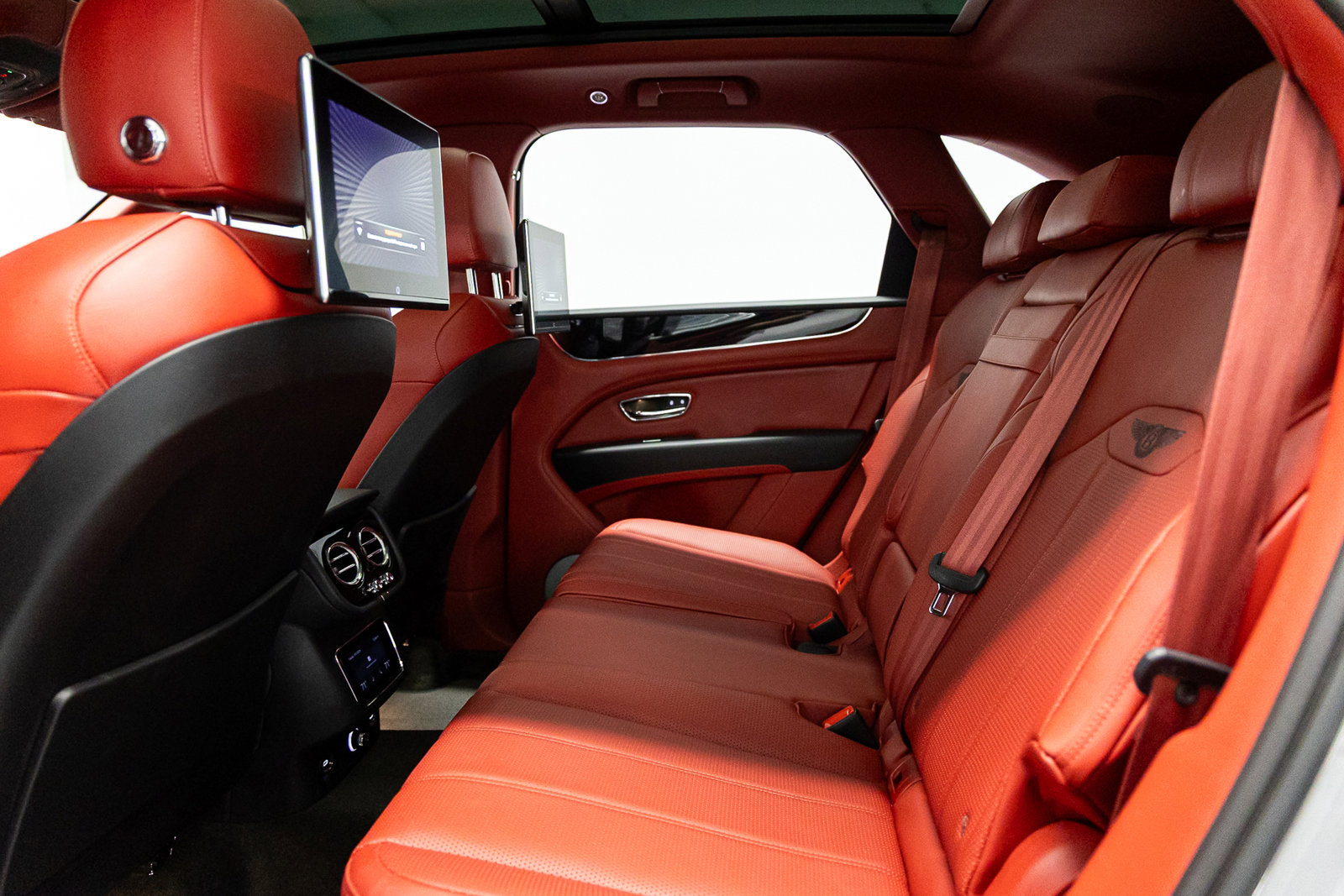 Used 2022 Bentley Bentayga image 43