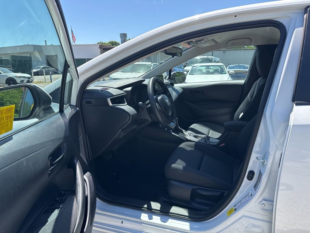 Used 2025 Toyota Corolla LE FWD image 12