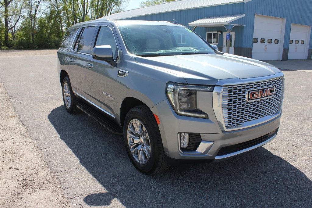 Used 2023 GMC Yukon Denali w/ Advanced Technology Package AWD/4WD image 3