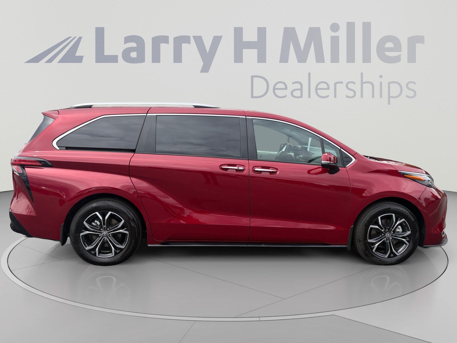Used 2026 Toyota Sienna Platinum AWD/4WD image 6