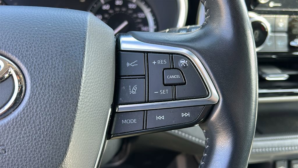 Used 2021 Toyota Highlander XLE AWD/4WD image 15