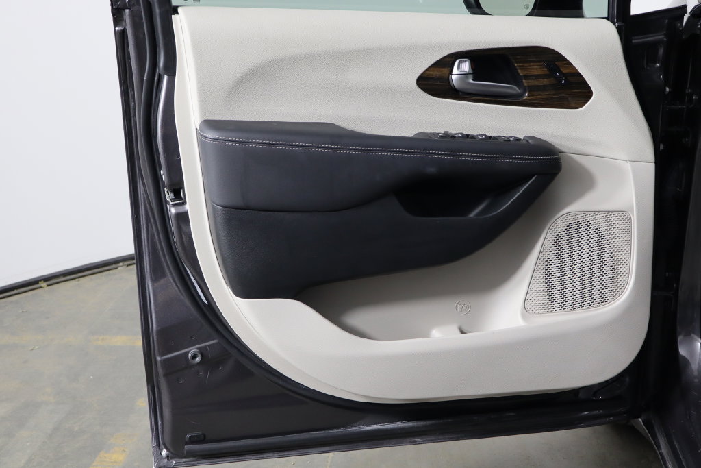 Used 2023 Chrysler Pacifica Limited FWD image 19