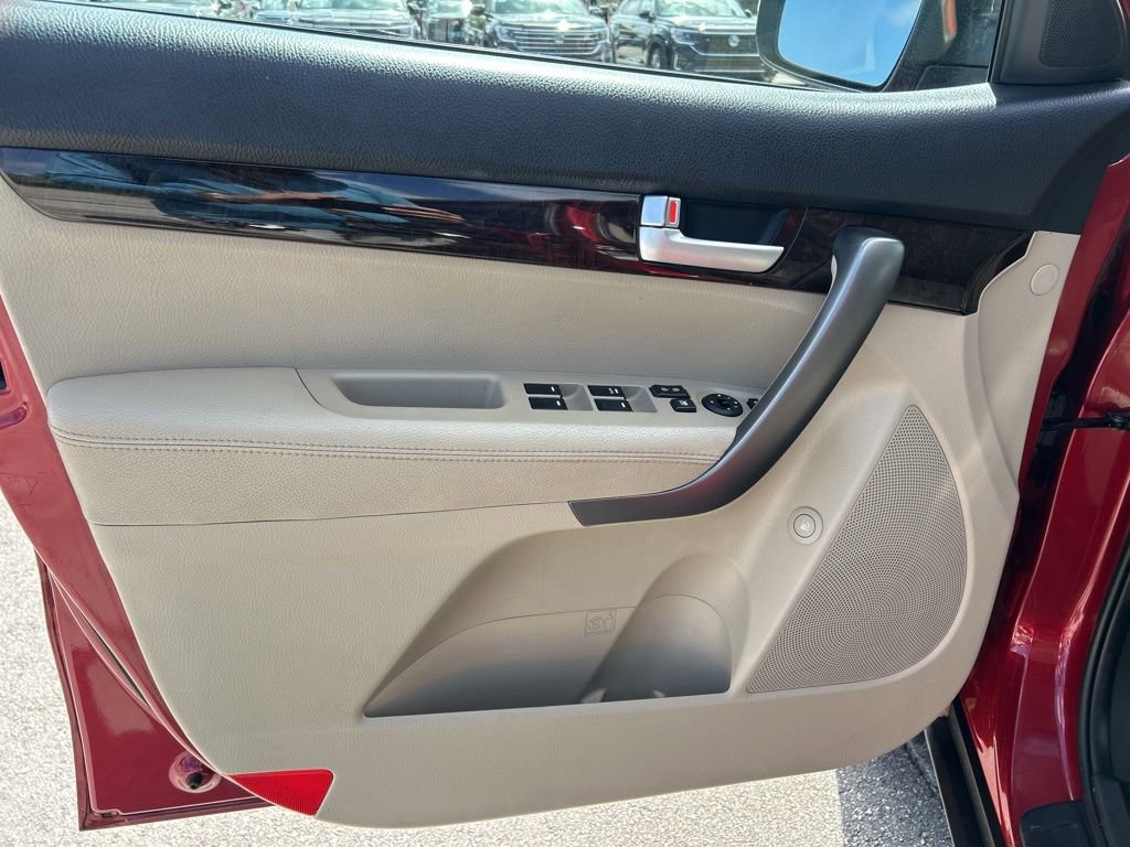 Used 2015 Kia Sorento LX image 16