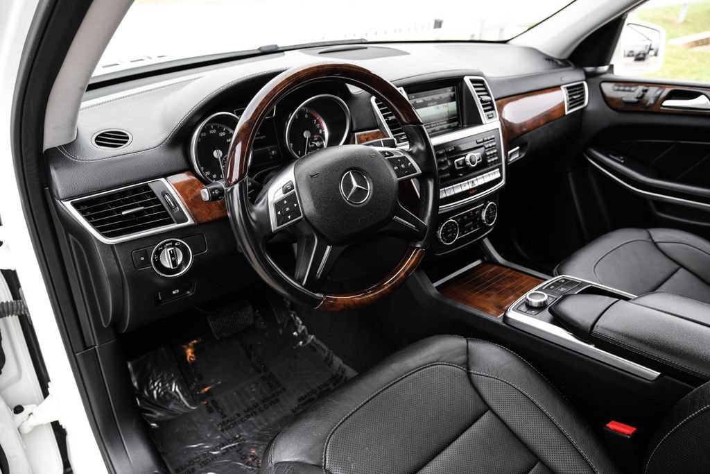 Used 2015 Mercedes-Benz GL 550 4MATIC image 2