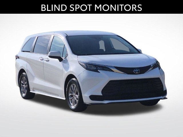 Certified 2025 Toyota Sienna LE FWD image 3