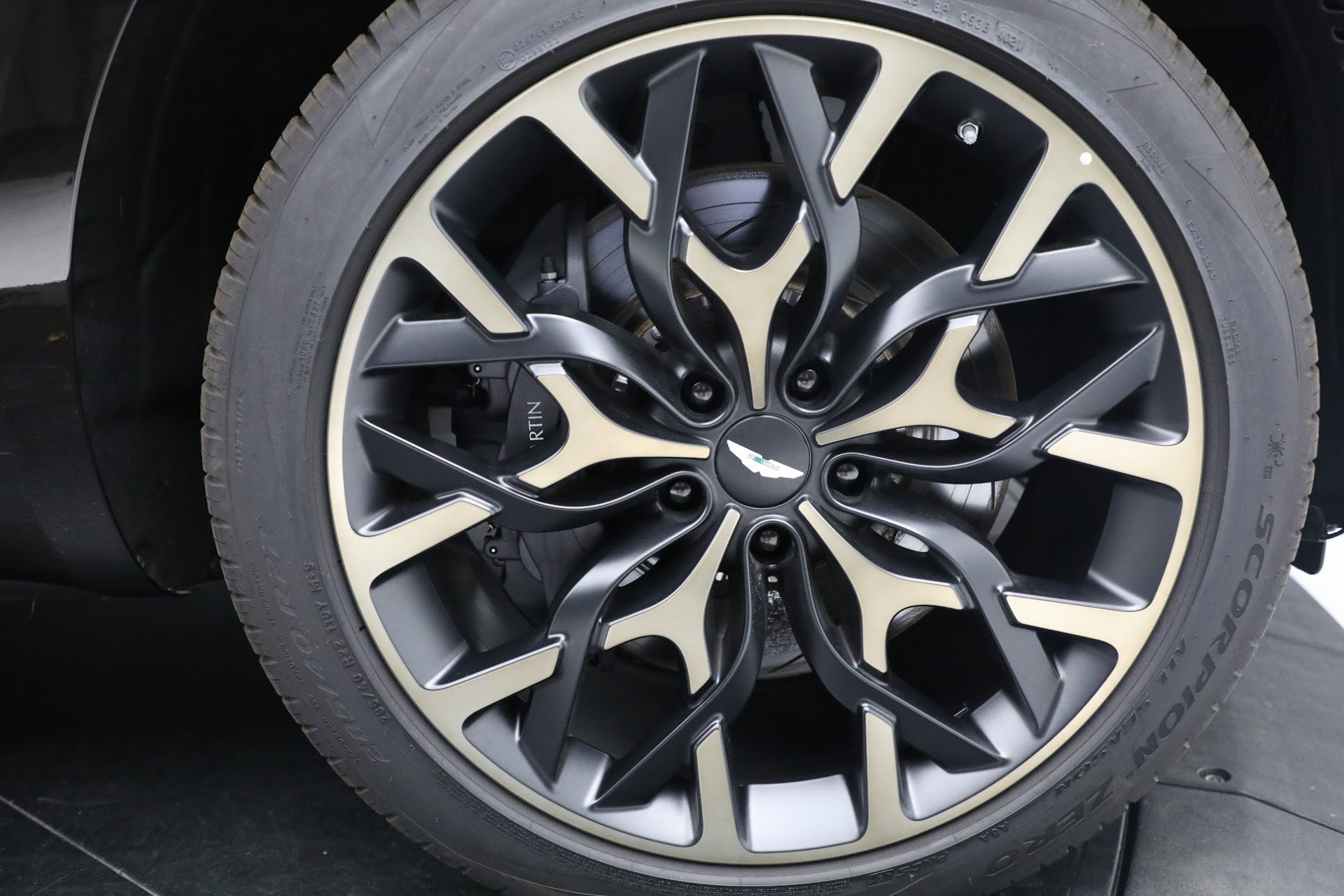 Used 2022 Aston Martin DBX AWD/4WD image 24