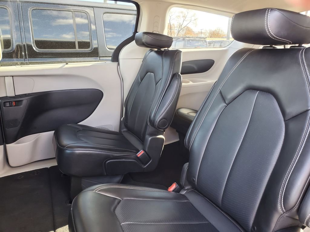 Used 2024 Chrysler Pacifica Touring-L image 34