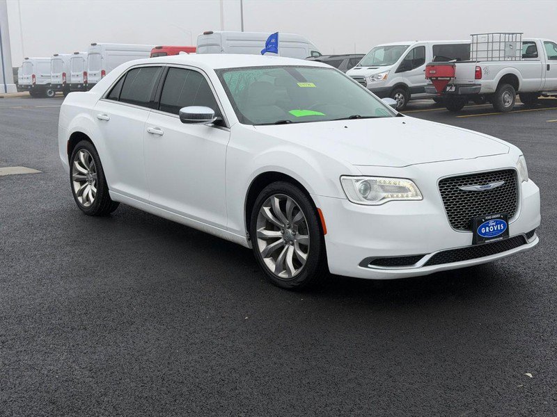 Used 2019 Chrysler 300 Touring w/ Chrome Appearance Package image 3