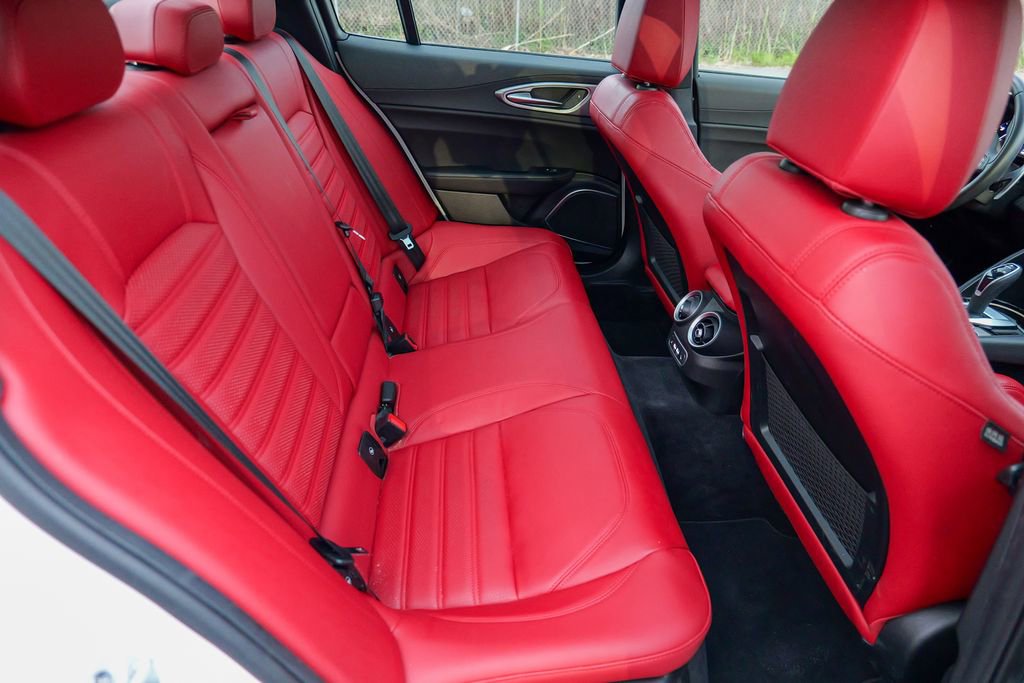 Used 2023 Alfa Romeo Giulia Veloce AWD/4WD image 32