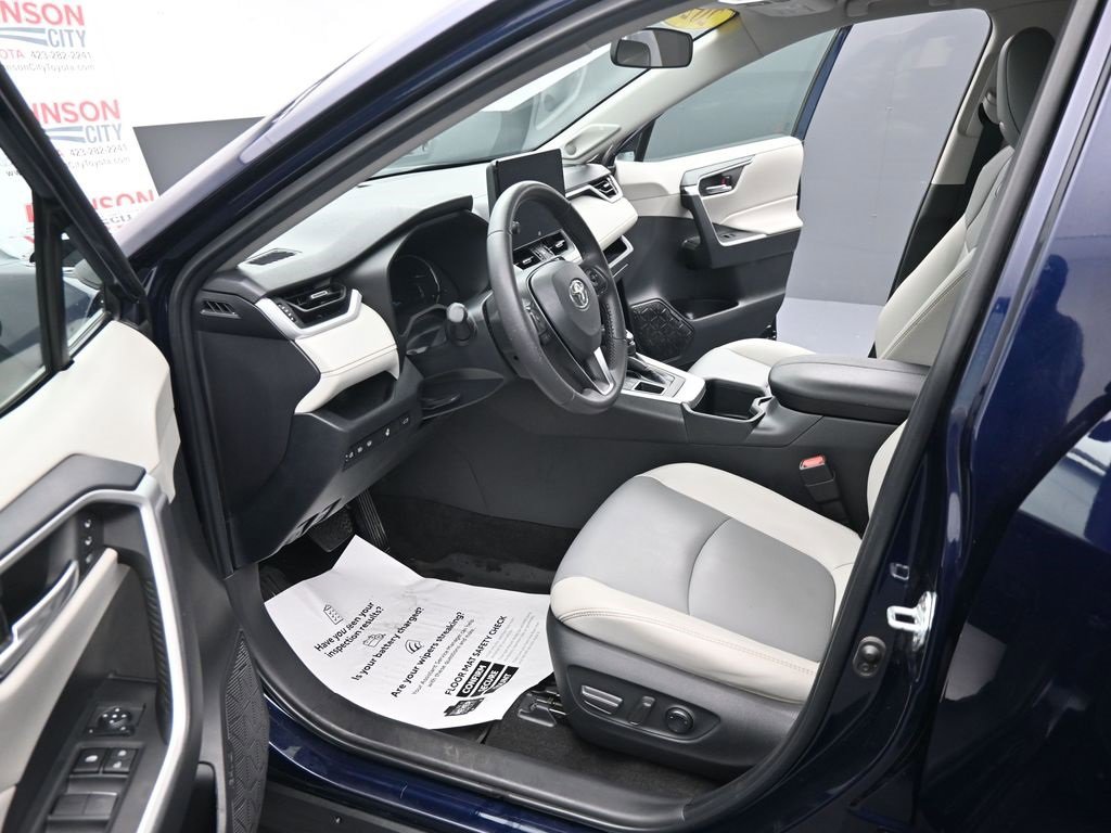 Used 2023 Toyota RAV4 XLE Premium image 17