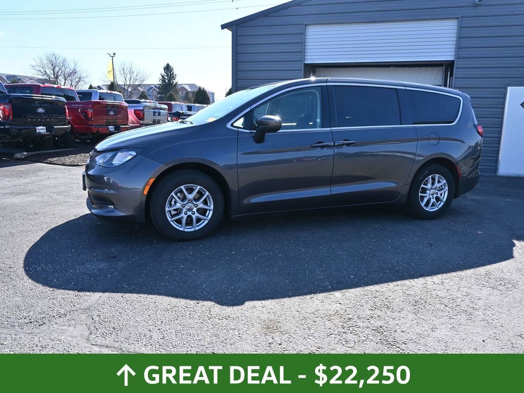 Used 2023 Chrysler Voyager LX FWD image 5