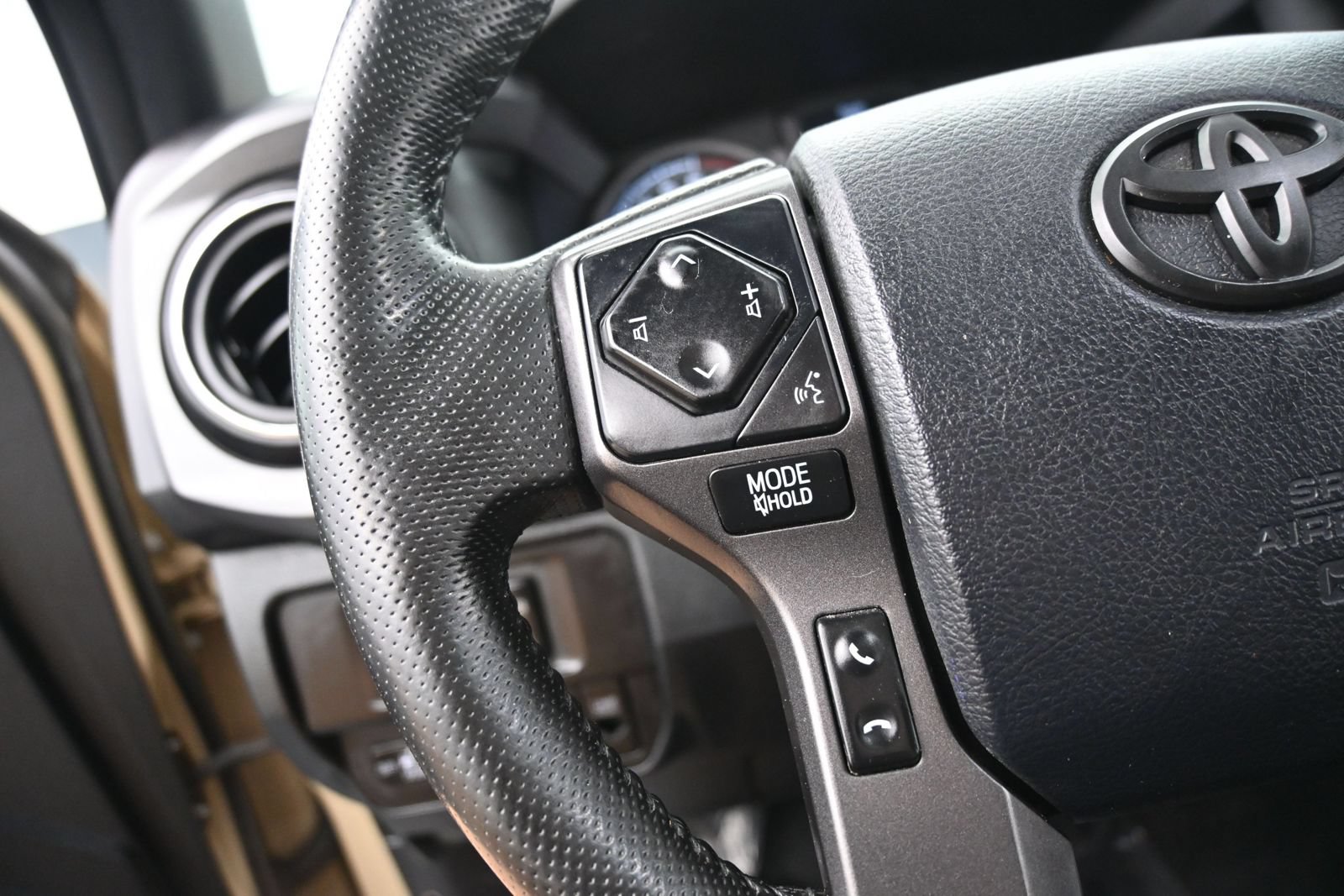 Used 2016 Toyota Tacoma TRD Off-Road AWD/4WD image 21