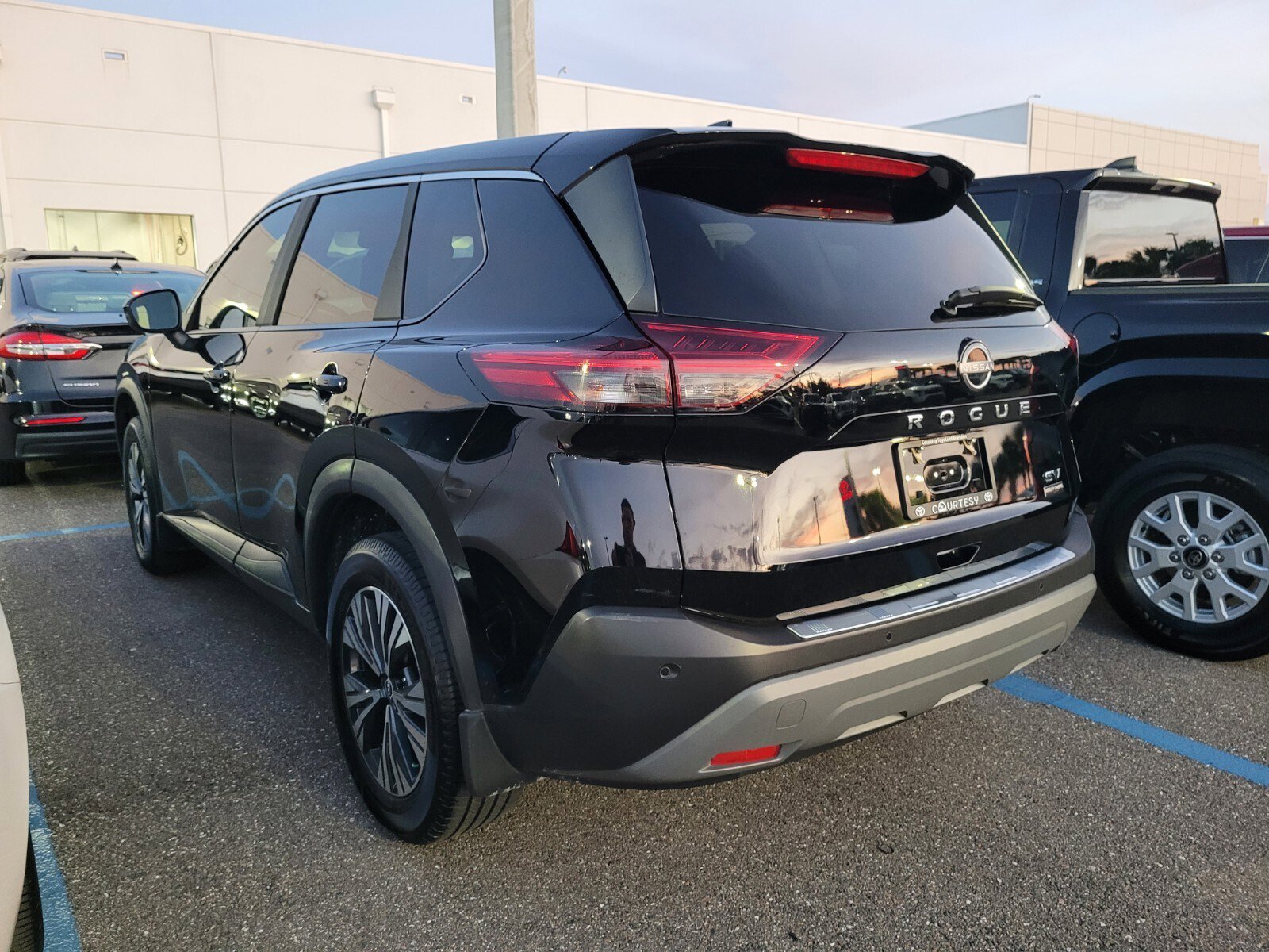 Used 2023 Nissan Rogue SV image 4