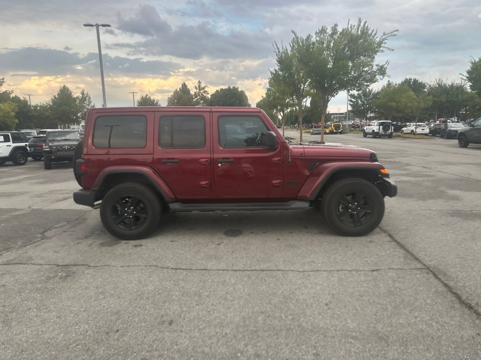 Used 2021 Jeep Wrangler Unlimited Sahara AWD/4WD image 4