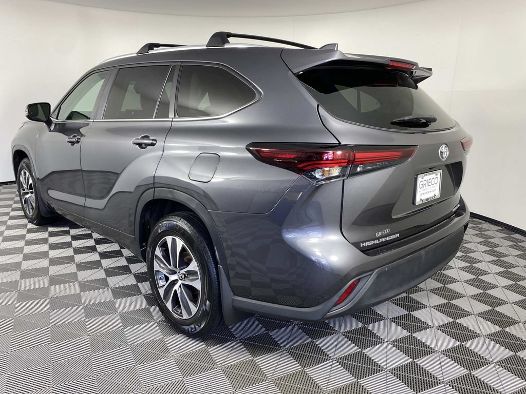 Used 2024 Toyota Highlander XLE AWD/4WD image 6
