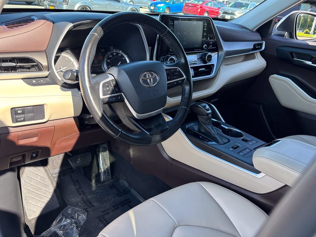 Used 2022 Toyota Highlander XLE AWD/4WD image 16