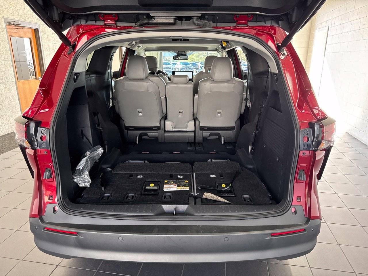 Used 2026 Toyota Sienna XLE FWD image 9