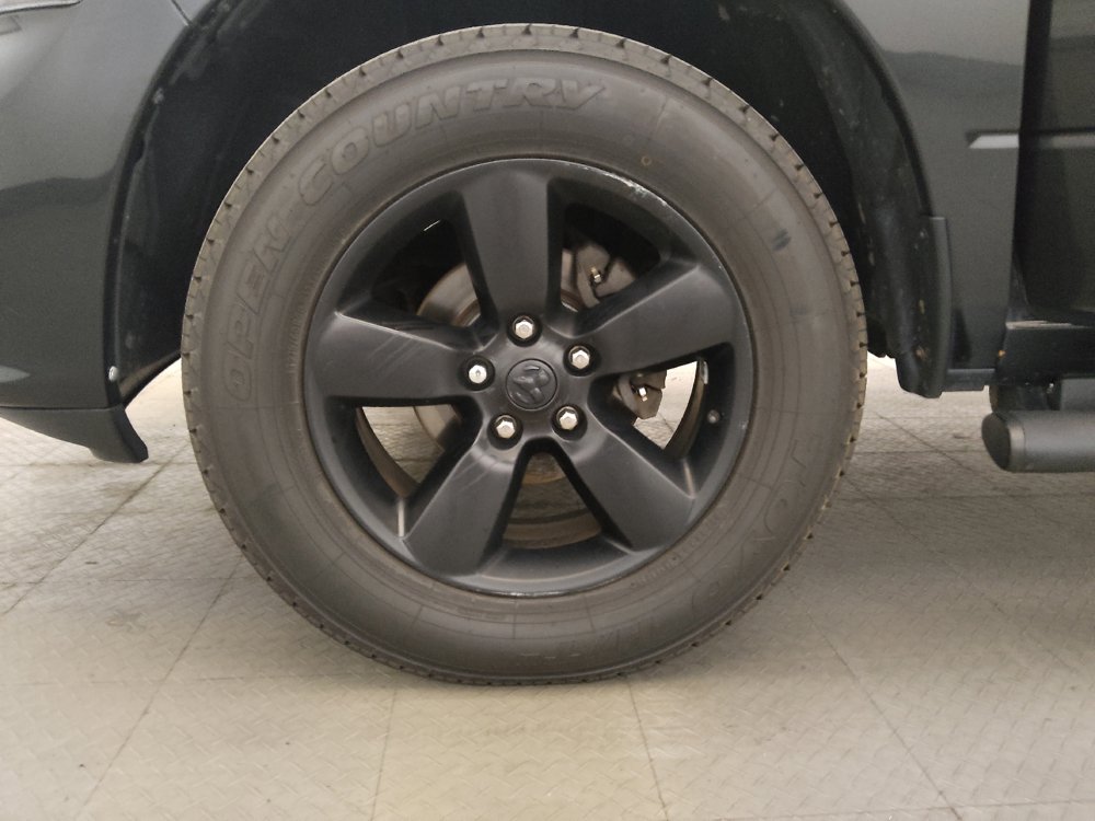 Used 2018 RAM 1500 Express w/ Black Ram 1500 Express Group AWD/4WD image 31