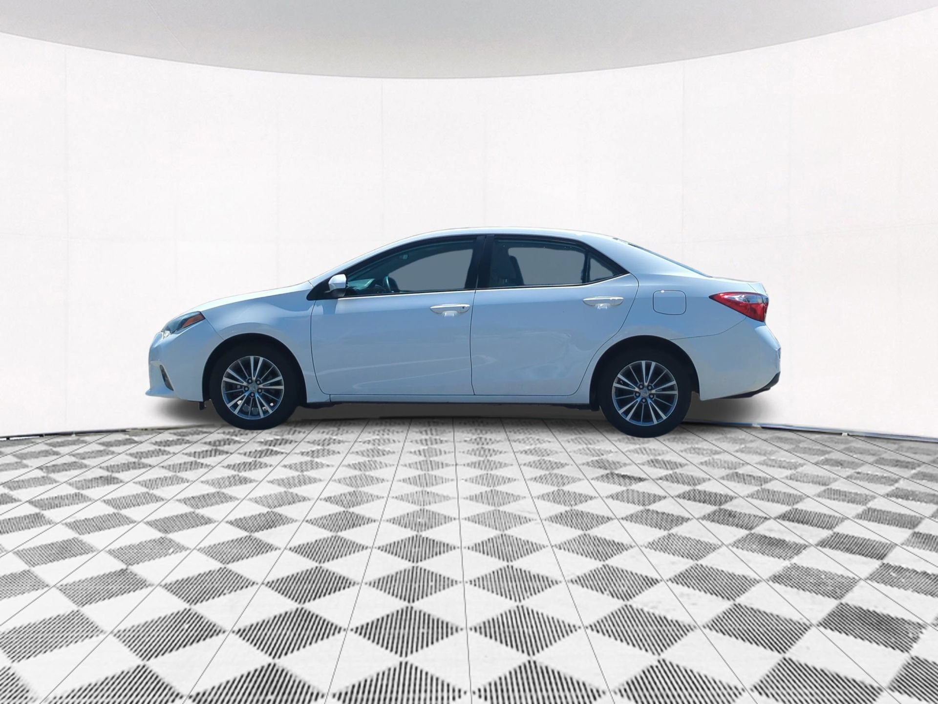 Used 2015 Toyota Corolla LE FWD image 2