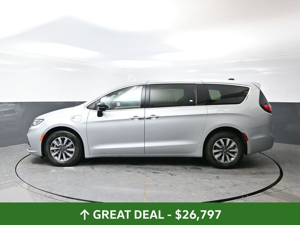 Used 2024 Chrysler Pacifica Select image 12