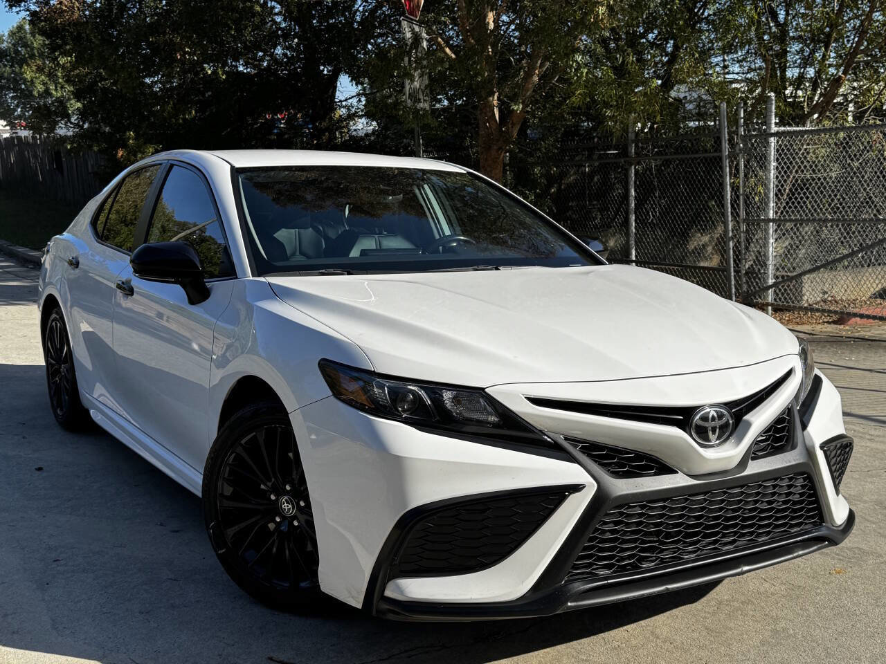 Used 2021 Toyota Camry SE w/ Convenience Package image 3