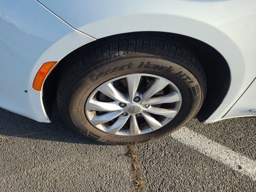 Used 2018 Chrysler Pacifica Touring-L image 6