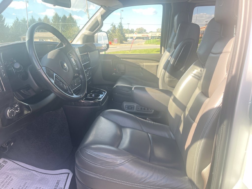 Used 2023 Chevrolet Express 2500 Extended RWD image 10