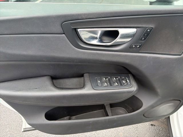 Used 2022 Volvo XC60 B5 Momentum image 13