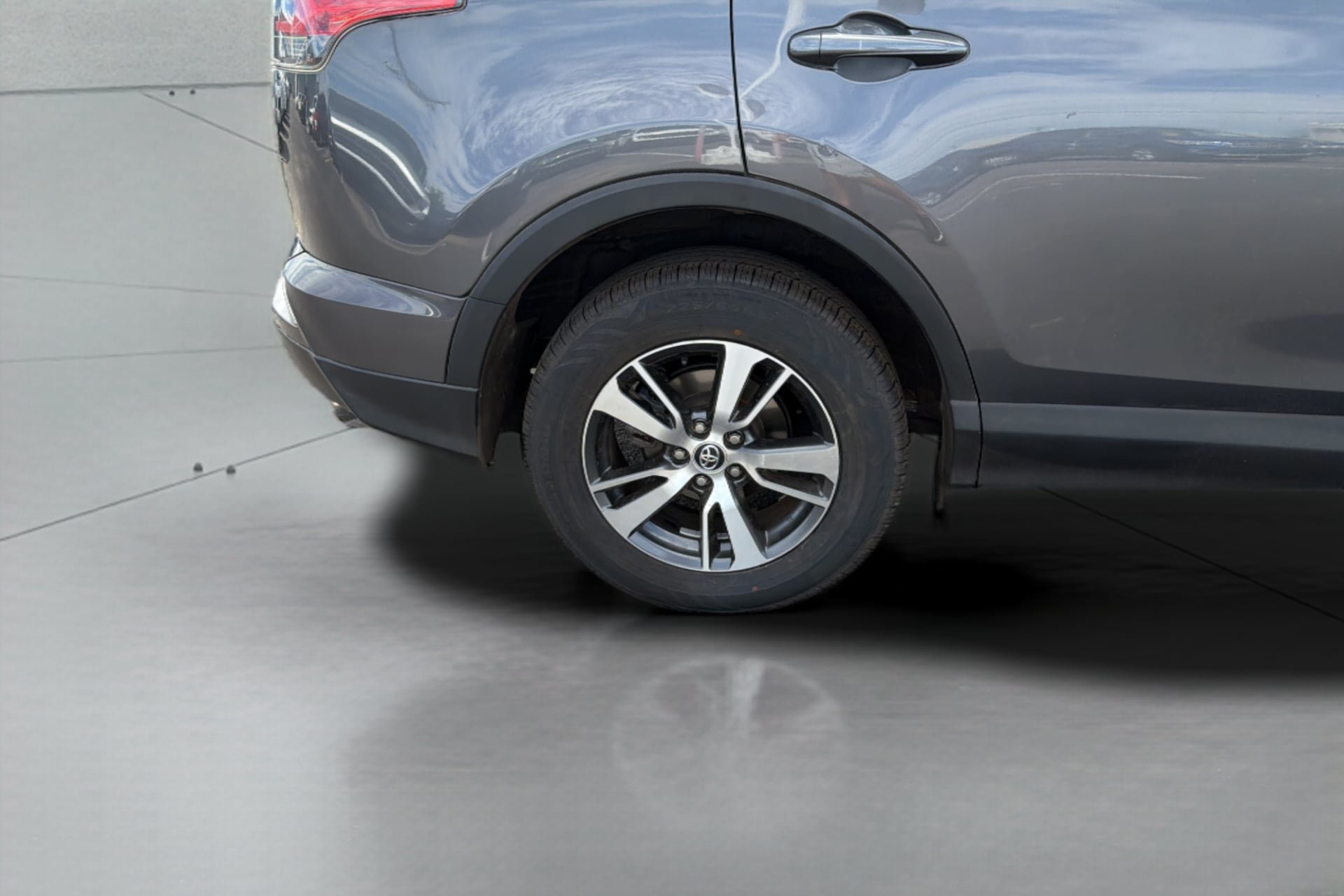 Used 2018 Toyota RAV4 XLE FWD image 35