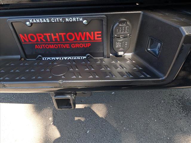Used 2021 Nissan Titan SV w/ SV Convenience Package AWD/4WD image 19