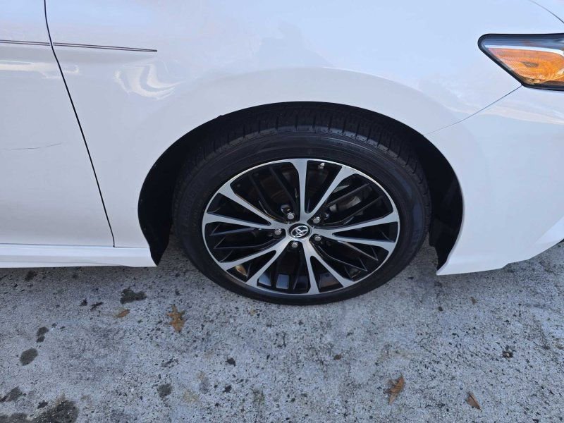 Used 2018 Toyota Camry SE image 12