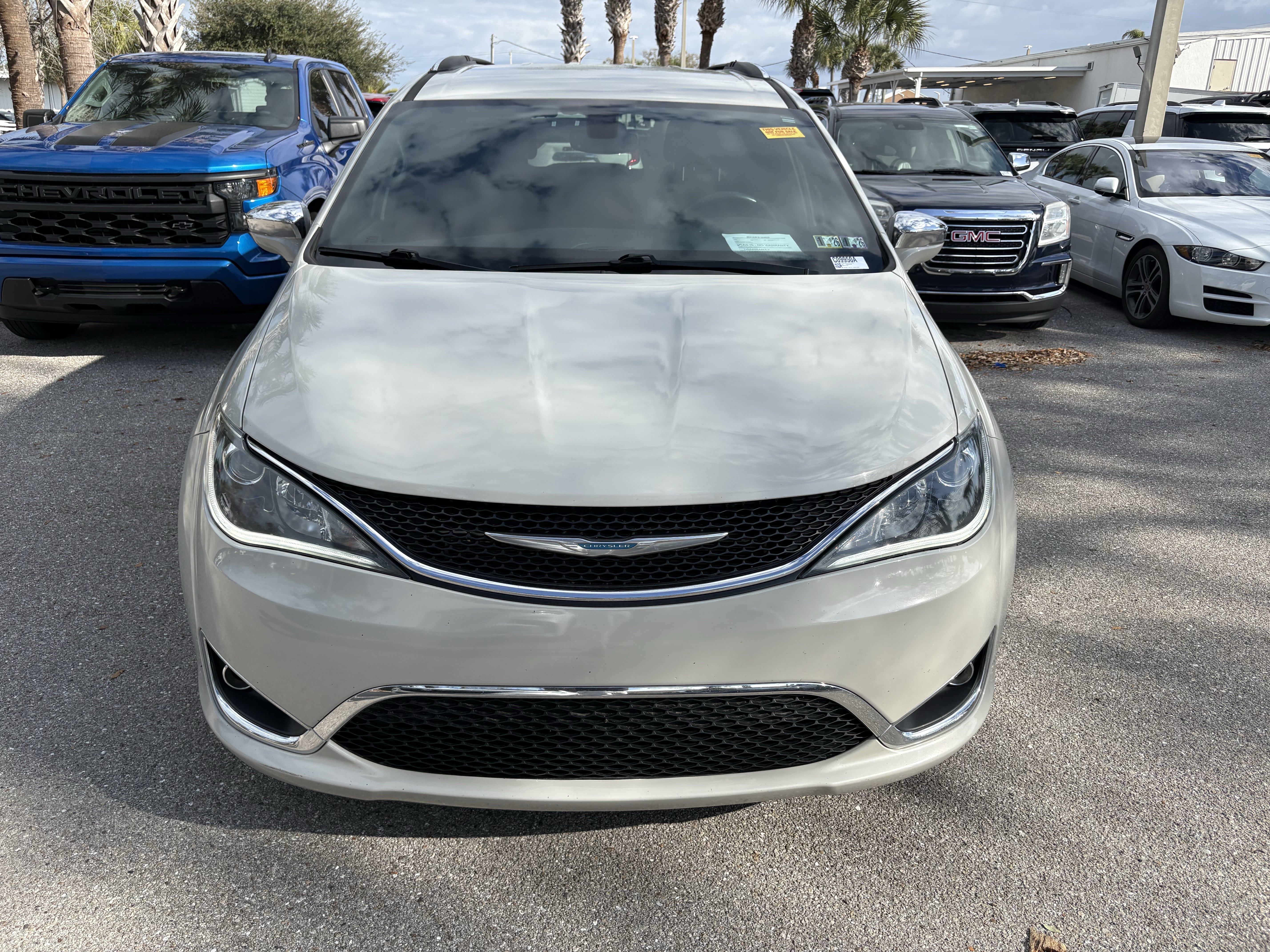 Used 2020 Chrysler Pacifica Limited image 2